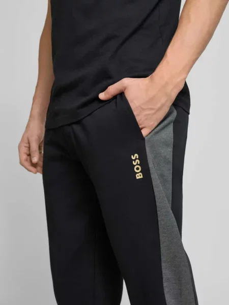 Spodnie dresowe o kroju relaxed fit z nadrukiem z logo Boss czarne