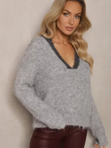 Sweter z Wełną o Krótkim Kroju z Trójkątnym Dekoltem Savandoria szary
