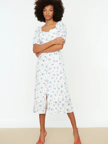Рокля Trendyol на цветя бяло