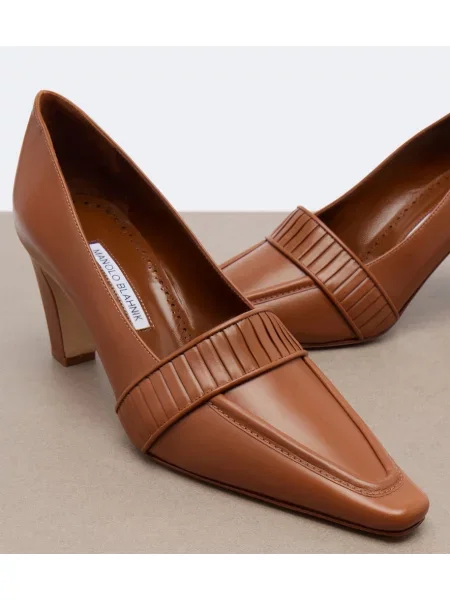 Pantofi cu toc Manolo Blahnik din piele bej