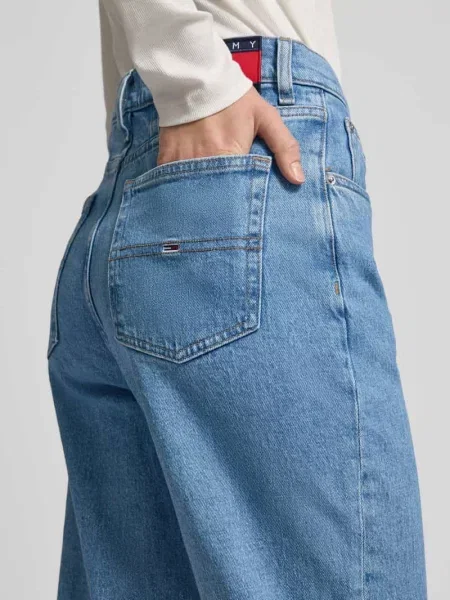 Jeansy o kroju mom fit z mieszanki bawełny Tommy Jeans
