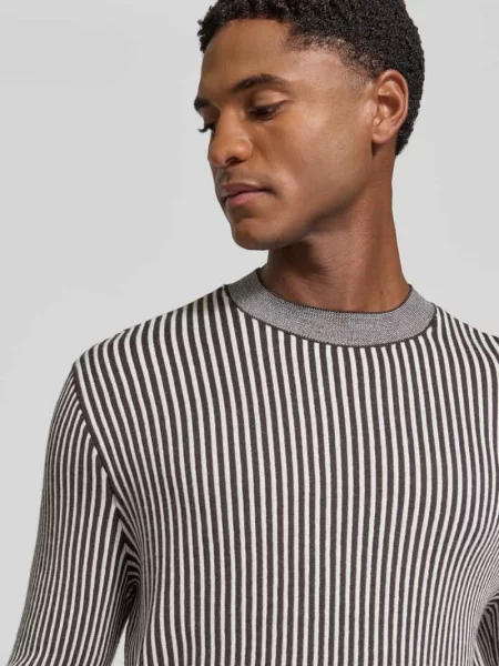 Sweter z dzianiny o kroju regular fit z mieszanki żywej wełny z wzorem w paski Armani Exchange biały