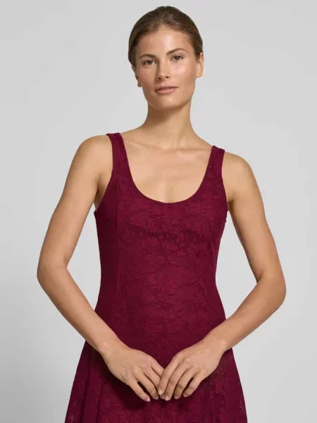 Rozkloszowana sukienka z koronki z wąskimi ramiączkami model SALINA' Vero Moda