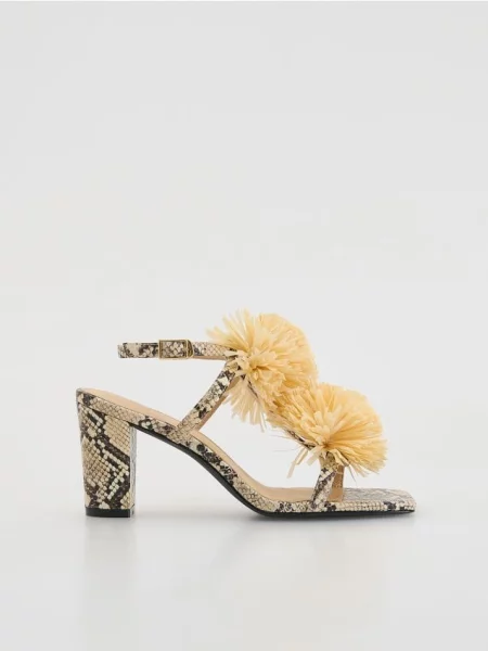 Босоножки Reserved с помпоном