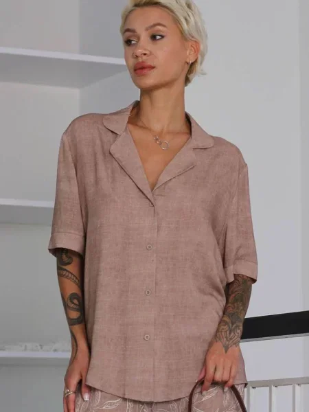 Легкая однотонная рубашка коричнева