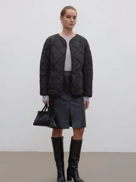 Демисезонная куртка Estro черная