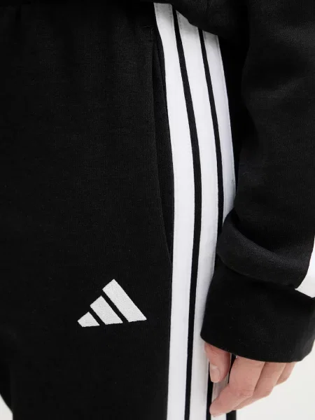 Спортивні штани adidas Essentials з аплікацією чорний