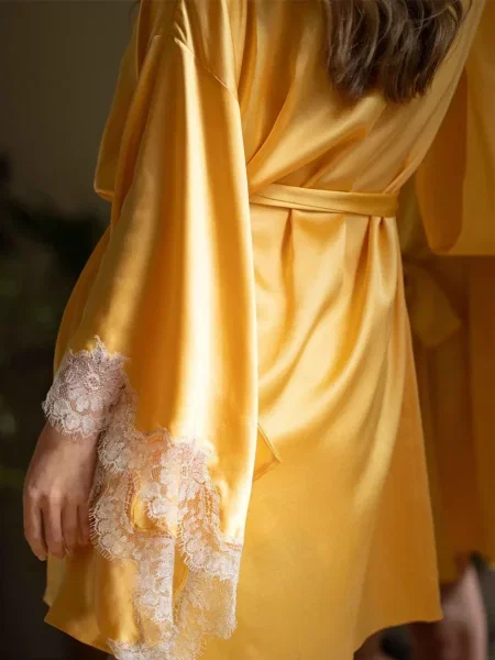 Hedvábný župan Gilda & Pearl s perlami žlutý