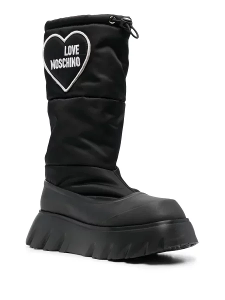 Auliniai batai Love Moschino su širdelėmis izoliuoti juoda