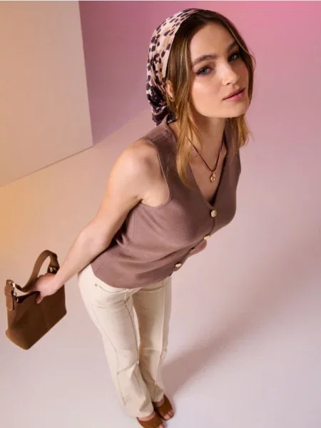 Светрова жилетка з віскозою та декоративними ґудзиками темно коричневий