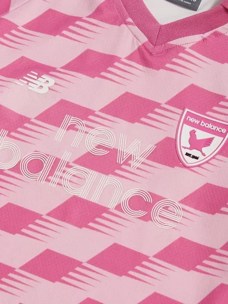 Футбольное поло New Balance с принтом розовое