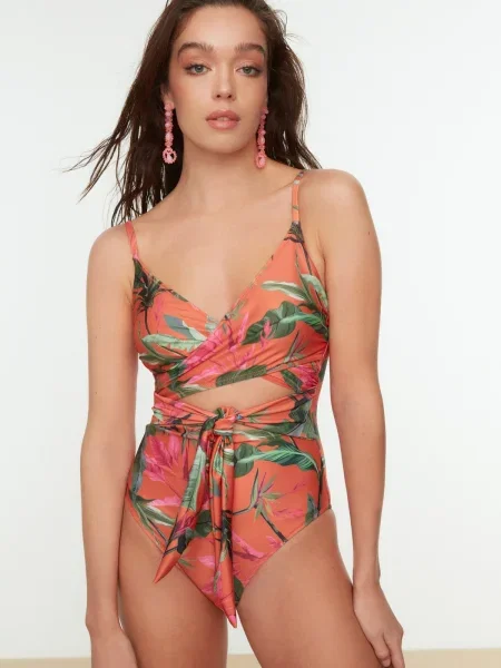 Stroj jednoczęściowy Trendyol