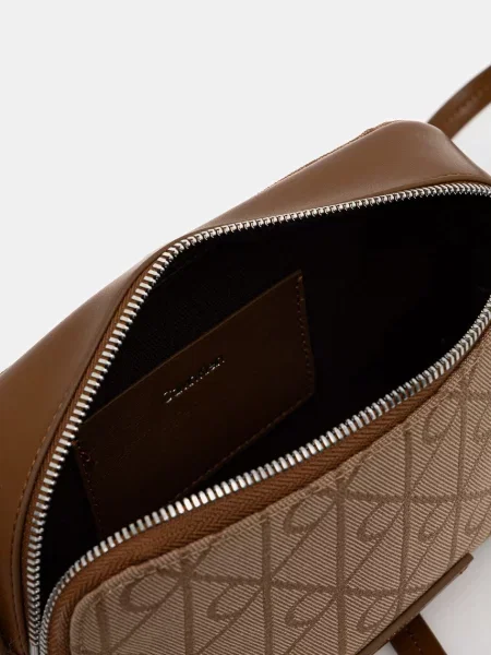 Calvin Klein Táska Emblem Aop Jacquard Camera Bag Barna bézs