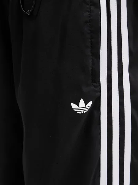 Спортивні штани adidas Originals Trackpant з аплікацією чорний