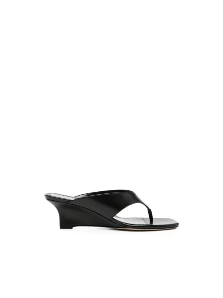 Klapki Stuart Weitzman skórzane na koturnie czarne