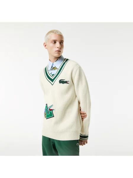 Lacoste Sweter Świąteczny W Pasy Z Dekoltem W Kształcie Litery V I Naszywką W Komiksowym Stylu biały