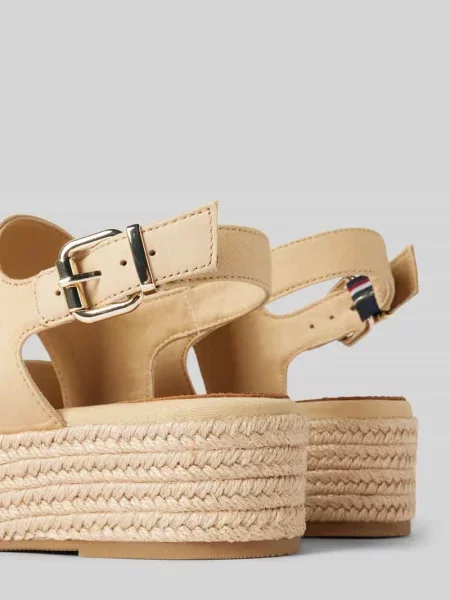 Sandały Tommy Hilfiger na koturnie brązowe