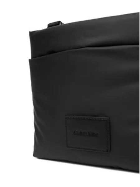Calvin Klein Torbica za okrog pasu Puffer Utility Flatpack črna