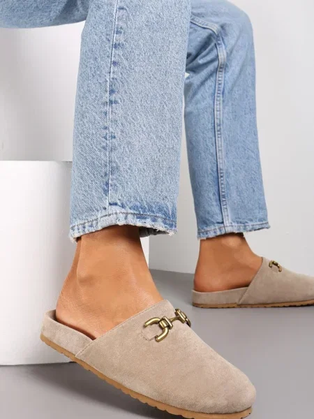 Șlapi deschis cu cataramă decorativă din imitație de piele întoarsă Glussia bej