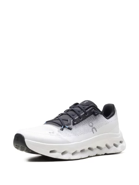 Sneakerși On alb
