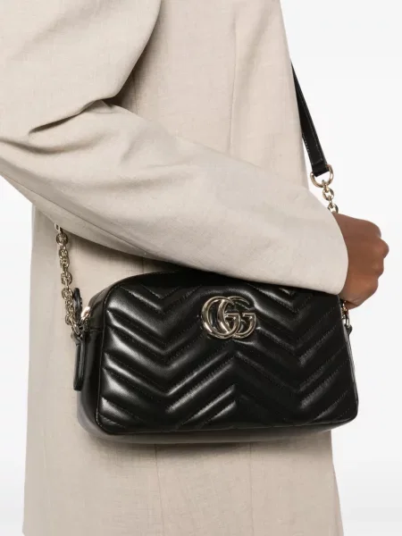 Δερμάτινη καπιτονέ τσάντα χιαστί Gucci μαύρο