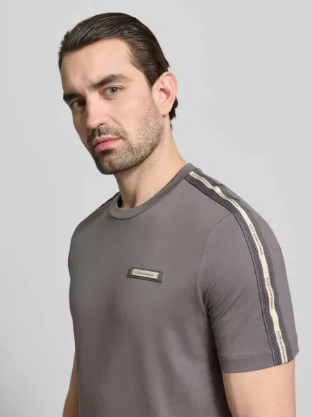 T-shirt w kroju regular fit z naszywką z logo Ea7 Emporio Armani
