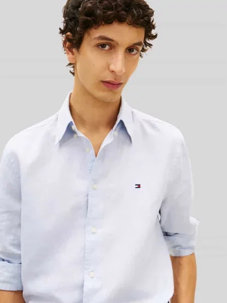 Koszula casualowa o kroju regular fit z mieszanki bawełny i lnu Tommy Hilfiger błękitna