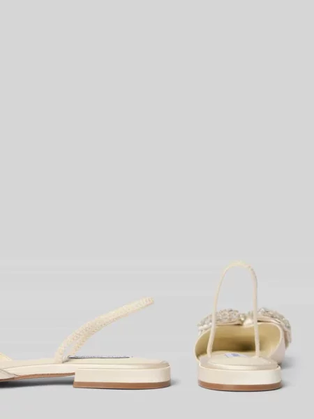 Klapki z obszyciem ozdobnymi kamieniami model ‘Sloane’ Steve Madden białe