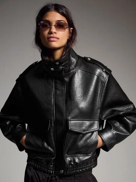 Bershka Geacă de primăvară-toamnă negru
