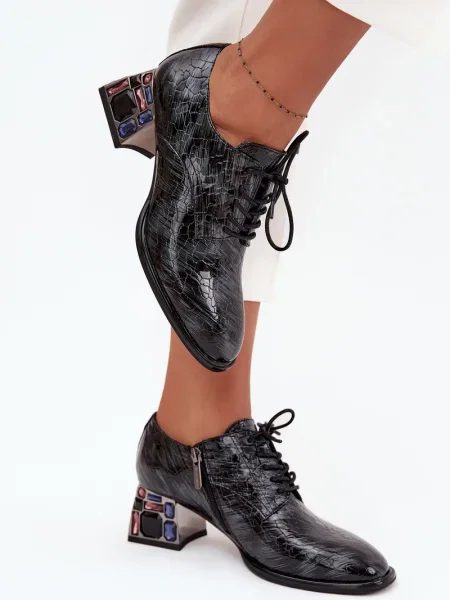 Кожени полуотворени обувки Artiker от лакирана кожа с кристали черно