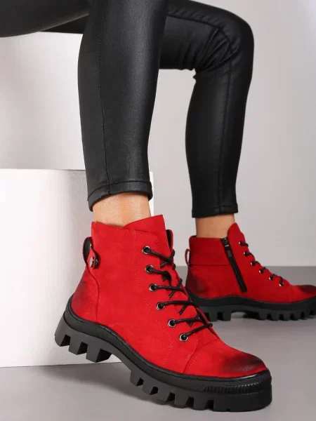 Botine roșii