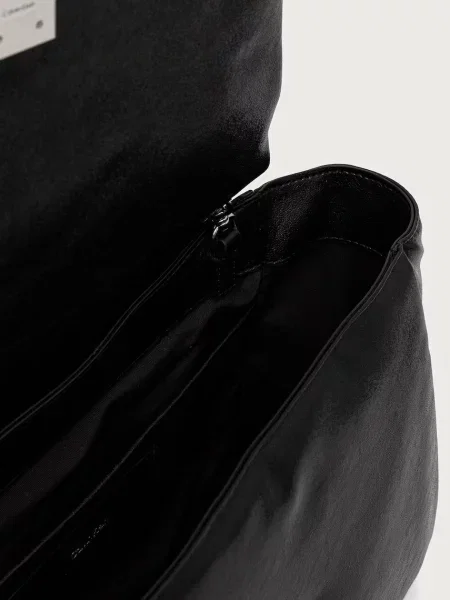Calvin Klein Válltáska fekete