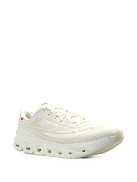 Sneakerși On