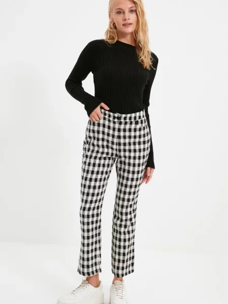 Pantaloni Trendyol în carouri gri