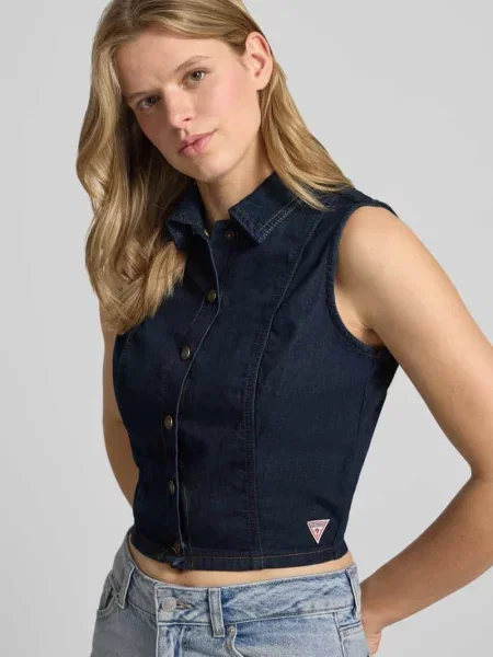 Bluzka jeansowa o krótkim kroju z naszywką z logo Guess Jeans