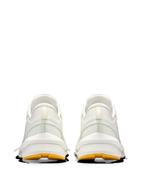 Sneakerși On