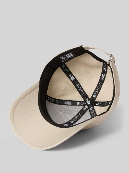 Czapka z daszkiem z wyhaftowanym motywem model New Era