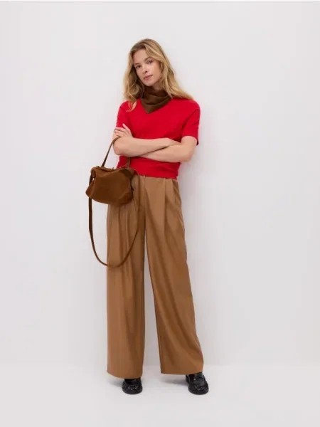 Reserved Pantaloni din piele ecologică brun-auriu auriu