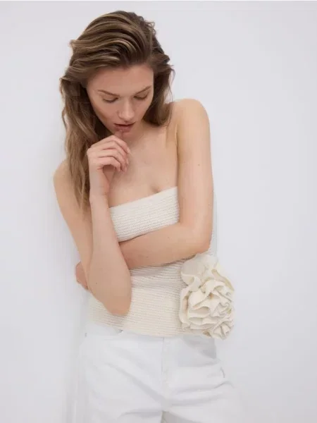 Reserved Top tricotat cu trandafiri nude