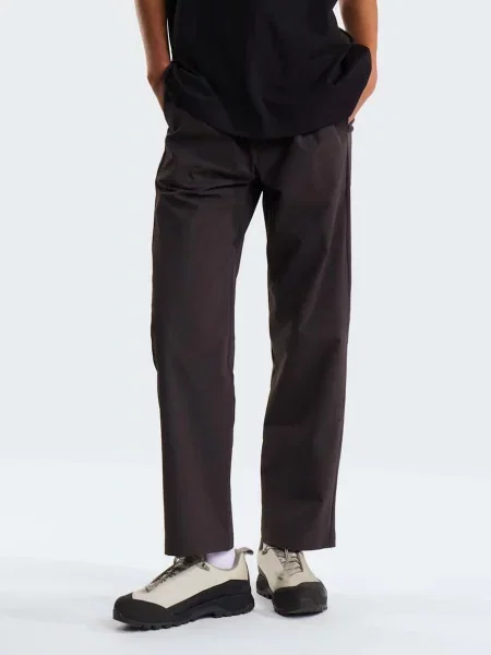 Повсякденні штани The North Face W TNF BLACK BOX TECH WOVEN PAN сірий нейлон/еластан чорні