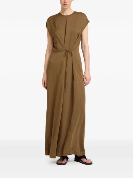 Rochie maxi Yves Salomon din satin asimetrică maro