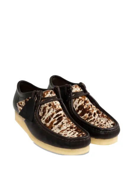 Боти Clarks с връзки с принт с дантела кафяво