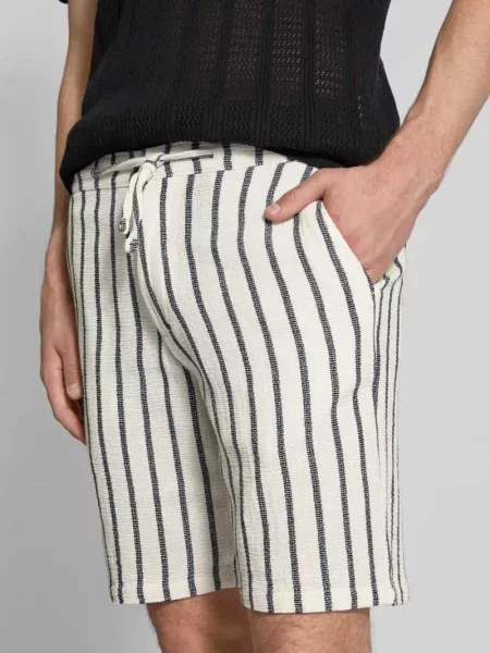 Bermudy o kroju regular fit z fakturowanym wzorem model ‘BRODY’ Selected Homme białe