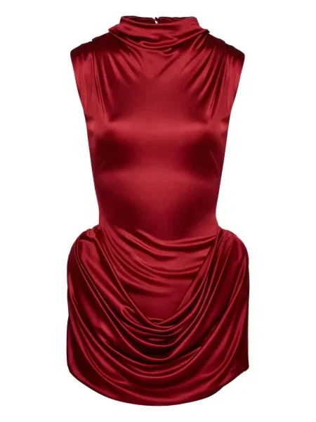 Rochie Magda Butrym drapată de costum roșu