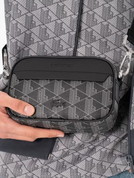 Crossbody taška Lacoste s autogramem černá