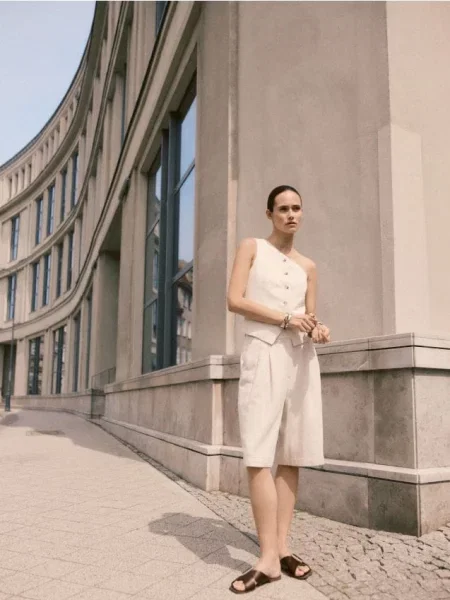 Reserved Szorty bermudy z zakładkami kremowy