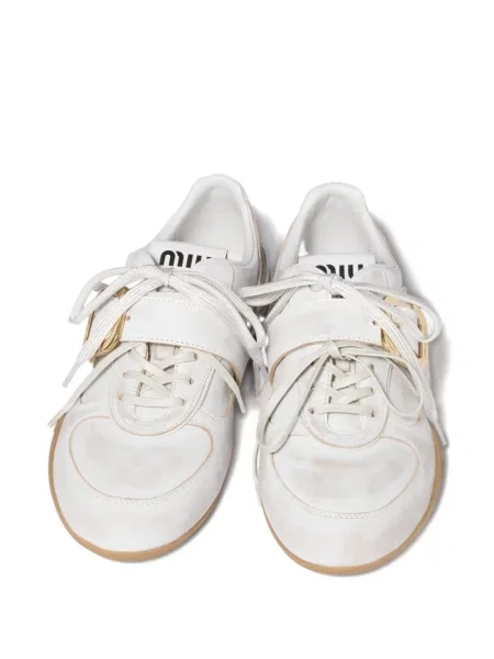 Viseltes hatású csatos sneaker Miu Miu fehér