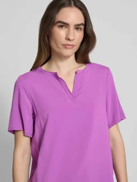 Bluzka o kroju regular fit z dekoltem w serek Christian Berg Woman fioletowa