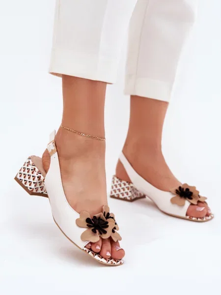 Kožené sandály Laura Messi na klínovém podpatku bílé