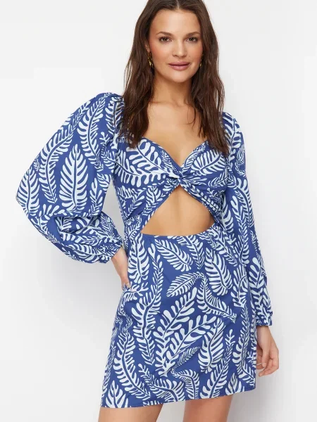 Sukienka mini Trendyol z nadrukiem w tropikalny nadruk garniturowa
